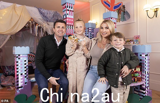 家庭:33 岁的前 TOWIE 明星是三个孩子的母亲,与丈夫分享 8 岁的女儿 Nelly、5 岁的儿子 Arthur 和 3 个月大的女婴 Margot Greg Shepherd