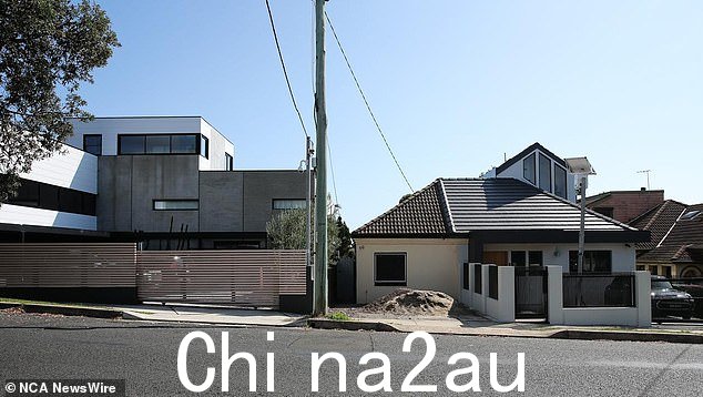 邻居之间的紧张关系始于 2016 年,当时塞巴斯蒂安和他的妻子朱尔斯正在建造他们的家(塞巴斯蒂安的家在左边,汉斯洛先生的家在右边)
