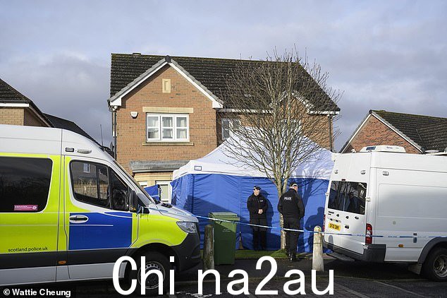 苏格兰警方被拍到周四在格拉斯哥 Bailliestonon Murrell 的家中进行搜查