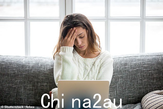 澳大利亚一位顶级银行家称,拖欠抵押贷款的澳大利亚人数量可能达到前所未有的高度。照片中一位女士坐在沙发上看电脑