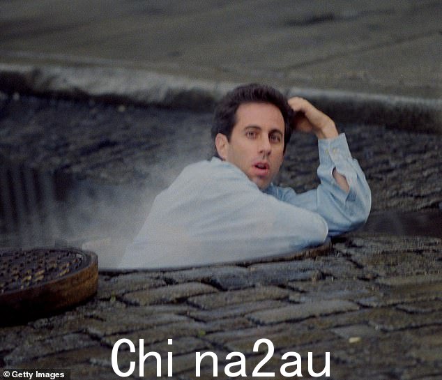 Jerry Seinfeld 在纽约市的一个沙井中拍摄,这是摄影师 Annie Leibovitz 拍摄的照片的一部分