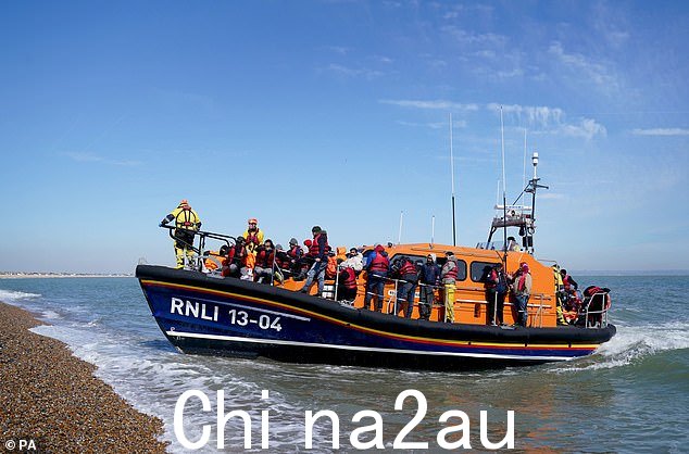 4 月 4 日在英吉利海峡发生小船事故后,一群被认为是移民的人被带到肯特郡邓杰内斯的 RNLI 救生船上