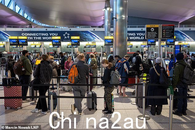 希思罗机场:周四西伦敦希思罗机场 2 号航站楼的乘客
