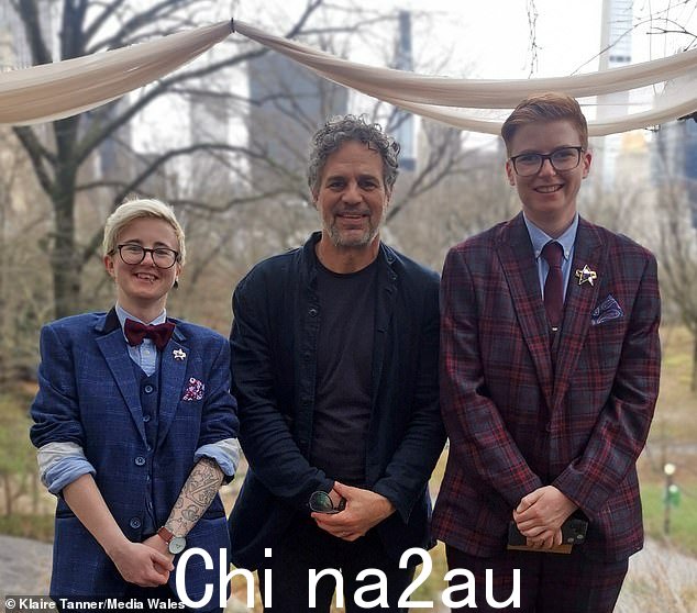Klaire Hodgson 和 Lynz Tanner 与绿巨人明星 Mark Ruffalo 合影留念