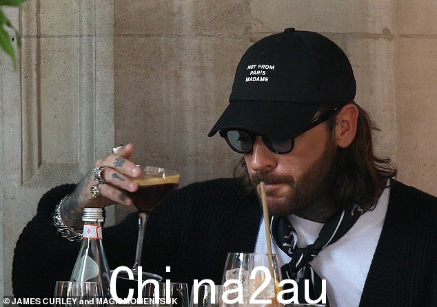 Boozy:在阳光明媚的春日用餐时享用一些浓缩咖啡马提尼酒和海鲜,这对夫妇看起来很舒服