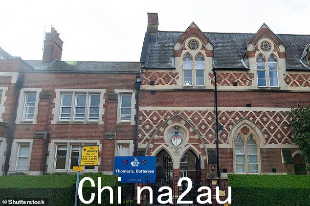 学校校长 Tobyn Thomas 和 Ben Thomas 在一份声明中告诉家长:'我一刻都没有低估这个消息的令人震惊和深切关注的性质。'