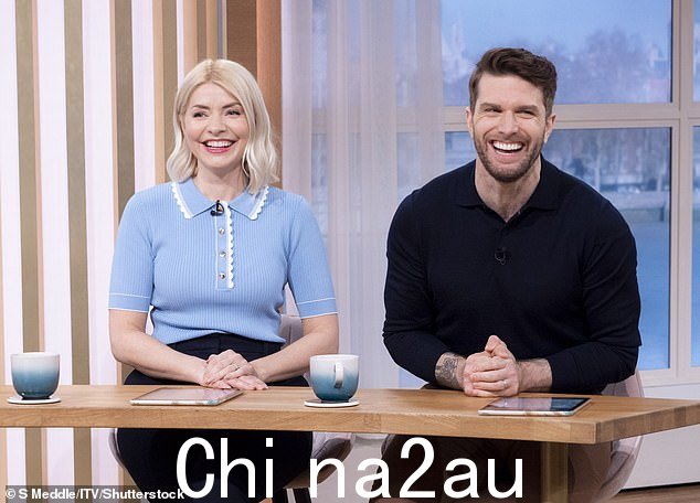 帮忙:Joel Dommett 也作为替身主持人出现,而 Phillip 则离开了 This Morning(上个月的照片)