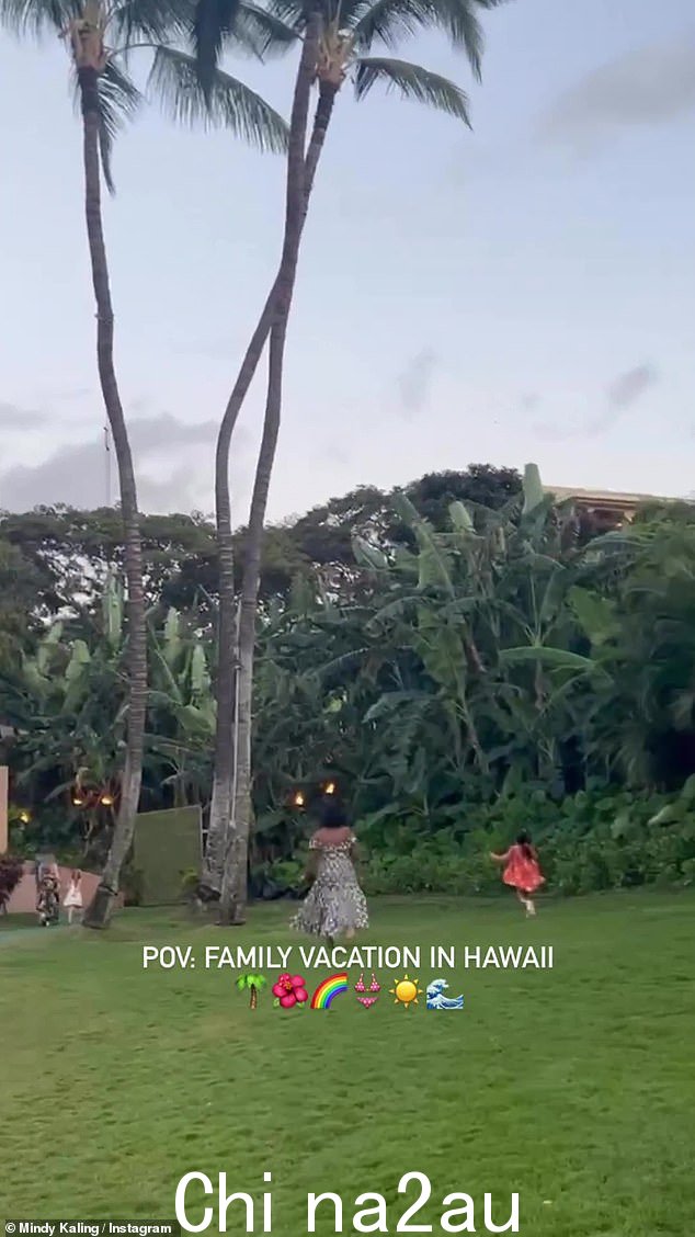 一位妈妈和她的孩子们:她带着五岁的女儿凯瑟琳穿过草地