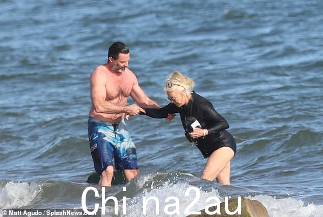 Deborra-Lee,67 岁,穿着一件黑色长袖衬衫保暖,搭配一条相配的比基尼泳裤