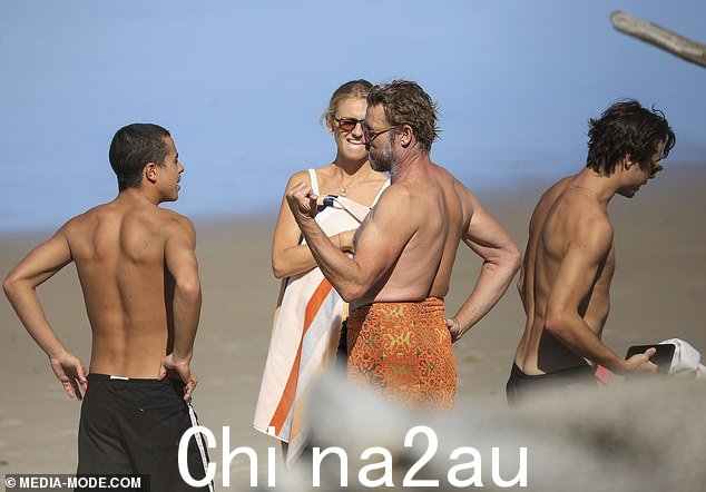 Simon 之前与拜伦湾时装设计师 Laura May Gibbs 有联系