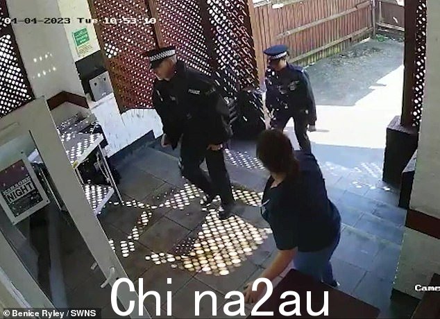 闭路电视显示六名警察在没收娃娃之前走进酒吧