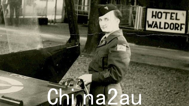 Benjamin Ferencz 二战期间在华尔道夫酒店旁边合照