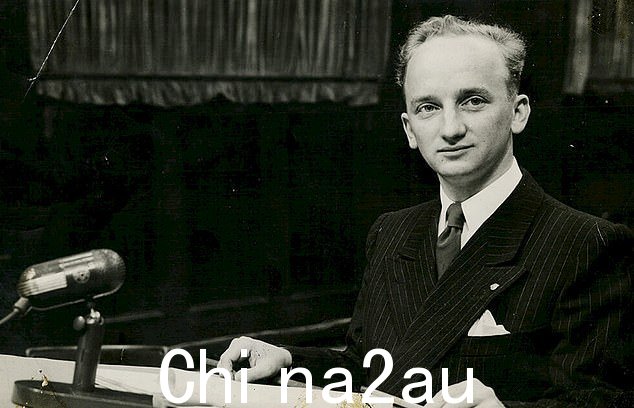 1947 年,本杰明·费伦茨在纽伦堡别动队审判的讲台上