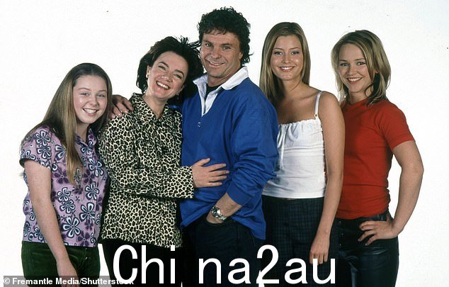 凯特凯尔蒂 - 从 1999 年起在肥皂剧中扮演米歇尔斯卡利(左图和她在银幕上的家人)作为霍莉瓦兰斯的角色弗里克斯卡利(右二)的妹妹 - 在 11 月透露了她的休克诊断