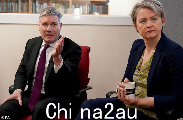 昨天有消息称,负责工党犯罪政策的影子内政大臣 Yvette Cooper(上周与基尔爵士合影)并未被告知该活动