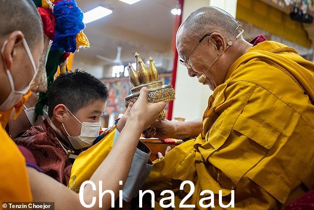 就在几周前,这位精神领袖将一名拥有美国和蒙古双重国籍的 8 岁男孩命名为美国第三大精神领袖的转世,引发了更多争议。 Tibetan Buddhism