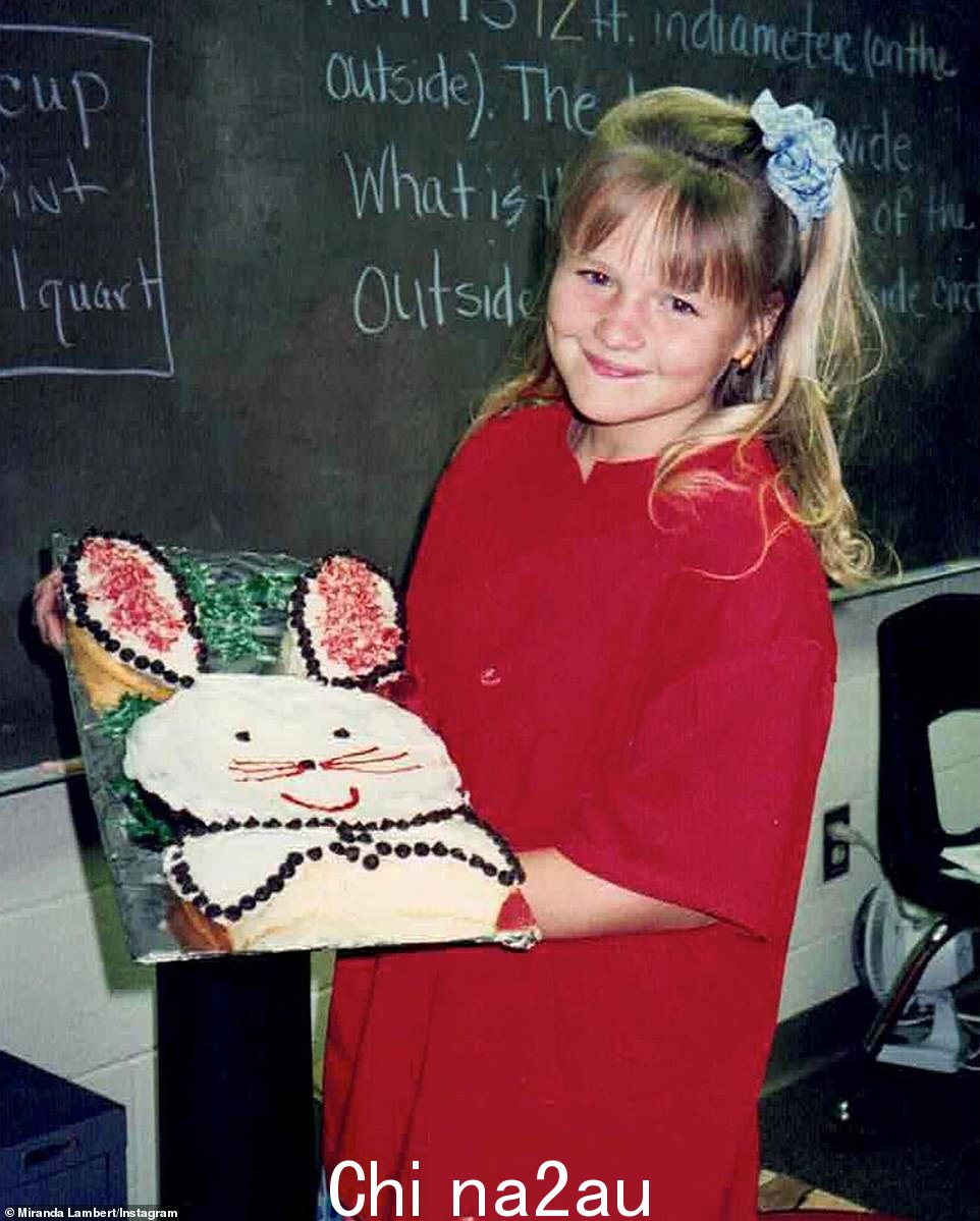 甜蜜款待:Miranda Lambert 还分享了一张她早年拍的照片,照片上她拿着一个复活节兔子形状的蛋糕