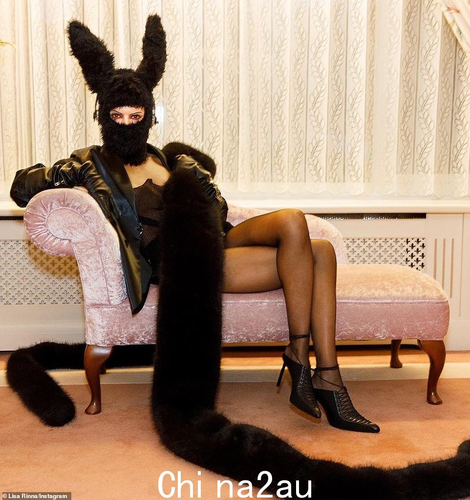 Risqué rabbit:在兔子光谱的另一端,59 岁的 Lisa Rinna 穿上性感的黑兔服装在假期中响起