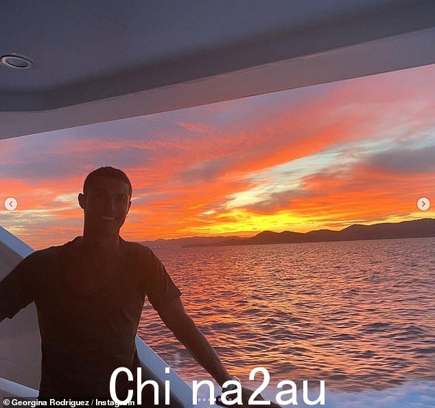 Wowzers:Cristiano 的 88 英尺长的 Azimut Grande 拥有不少于五个客舱和六个浴室,以及一个现代化的厨房、两个休闲区、一个巨大的休息室和一个豪华的餐厅
