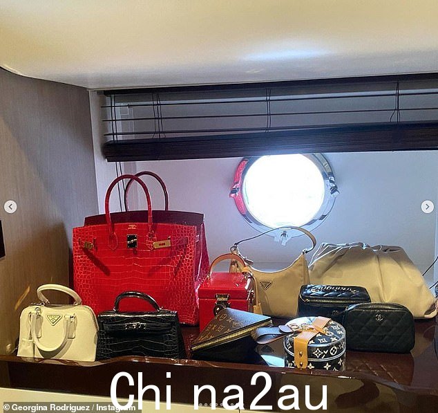 全是我的! Georgia 忍不住炫耀她的手袋系列,其中包括不少于 10 件来自 Prada、Louis Vuitton、Chanel 和其他高级时装屋的配饰