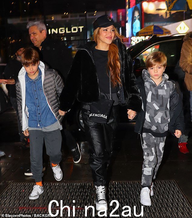 继续:Shakira 和她年幼的儿子 Sasha 和 Milan 在纽约市,2023 年 3 月