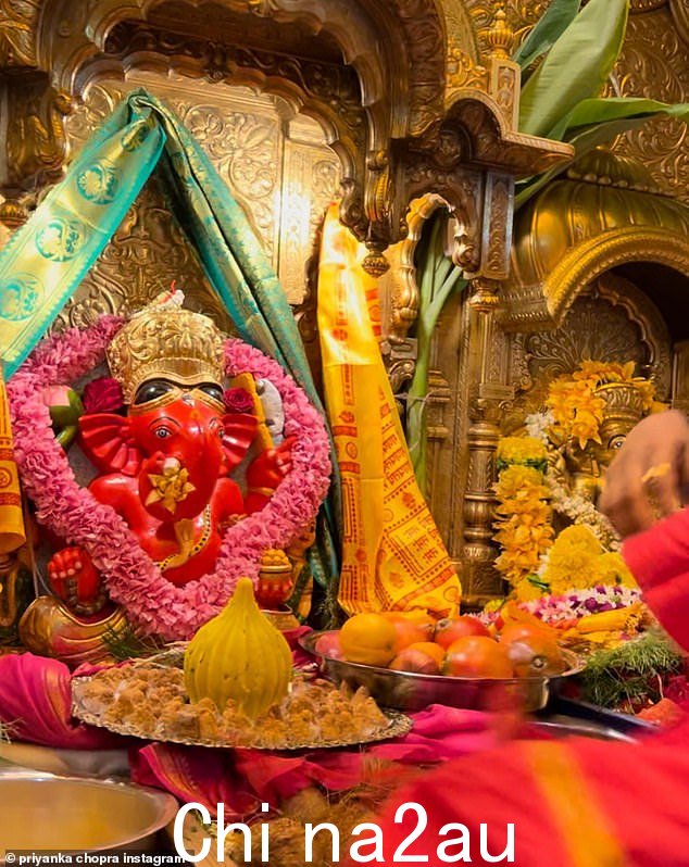 祝福:Siddhivinayak 神庙由 Laxman Vithu 于 1801 年建造,由一位名叫 Deubai Patil 的富有、没有孩子的妇女资助,她相信这座神庙将带领甘尼萨勋爵实现其他尚未实现的女性的愿望有一个孩子呢