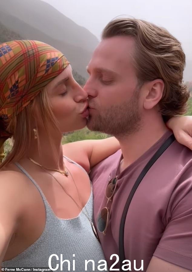 宠爱:前 TOWIE 明星,32 岁,正在期待她与未婚夫洛丽海恩斯的第一个孩子,在摩洛哥奢华的复活节家庭度假期间似乎比以往任何时候都更受宠爱