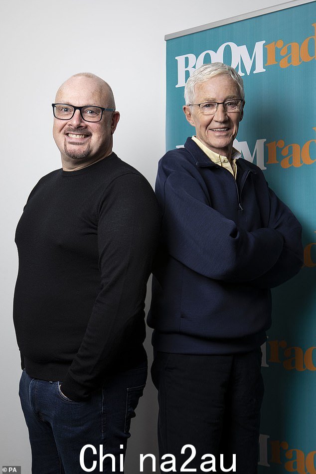 悲痛欲绝:Paul O'Grady 的电台制作人和朋友 Malcolm Prince(左)在他突然去世后向这位已故明星致敬,说他们都感到“被抢劫”” class=