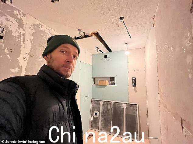 工作:最近几周他一直在花时间更新他的家,与他的社交媒体粉丝在线分享进度的图片和视频