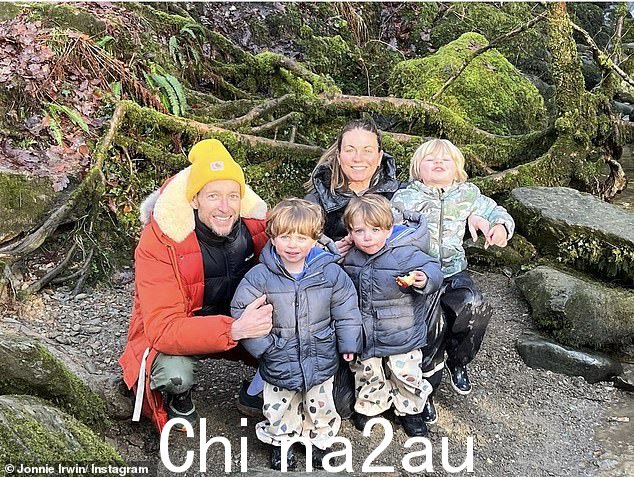 Heartbreaking:这位电视节目主持人在 2020 年 8 月被诊断出患有四期肺癌并且已经扩散到他的大脑时,只剩下六个月的生命(与妻子杰西卡合影) , 40, 和他们的三个孩子 - 儿子 Rex,三岁和双胞胎 Rafa 和 Cormac,两个)