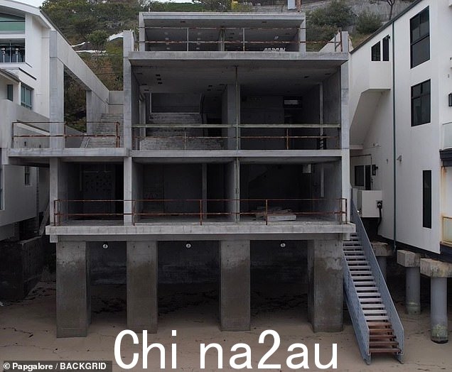 AFTER: 在说唱歌手买下这座豪宅并聘请一位著名的建筑师对其进行翻新后不到两年,这座豪宅就从里到外“任其腐烂”