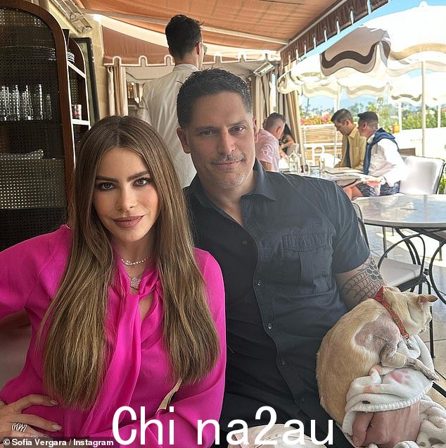 复活节之爱:Sofia Vergara 和她的丈夫 Joe Manganiello 一起庆祝复活节时一身粉红色