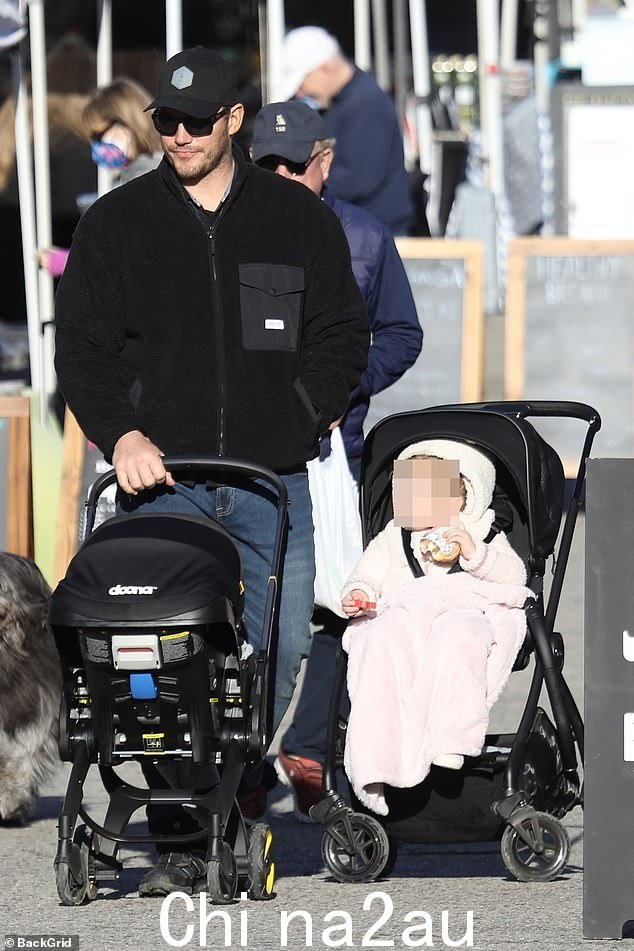 孩子们:这位 43 岁的演员与他的第一任妻子安娜·法瑞丝、两岁的女儿莱拉·玛丽和 9 个月大的女儿埃洛伊丝分享了 10 岁的儿子杰克克里斯蒂娜和妻子凯瑟琳·施瓦辛格