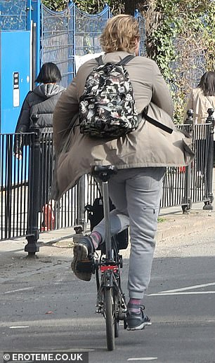 外出走动:周六,演员欧文威尔逊在伦敦北部骑着折叠式 Brompton 自行车,看起来很随意