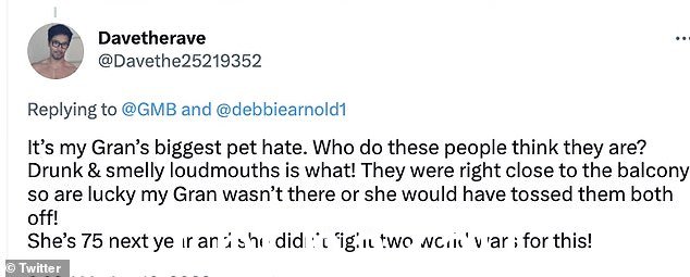但是 Twitter 上的许多人意见不一,有些人说人们在演出时喝得太醉了,而另一些人则说应该允许付费客户加入