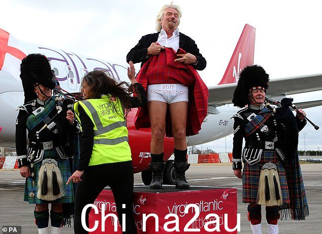 Virgin Atlantic 于 2012 年推出了子公司 Virgin Little Red,从 2013 年开始运营英国国内航班。图为:理查德布兰森爵士在离开首家维珍大西洋航空公司后抵达爱丁堡时亮起他的内裤Little Red flight from London Heathrow