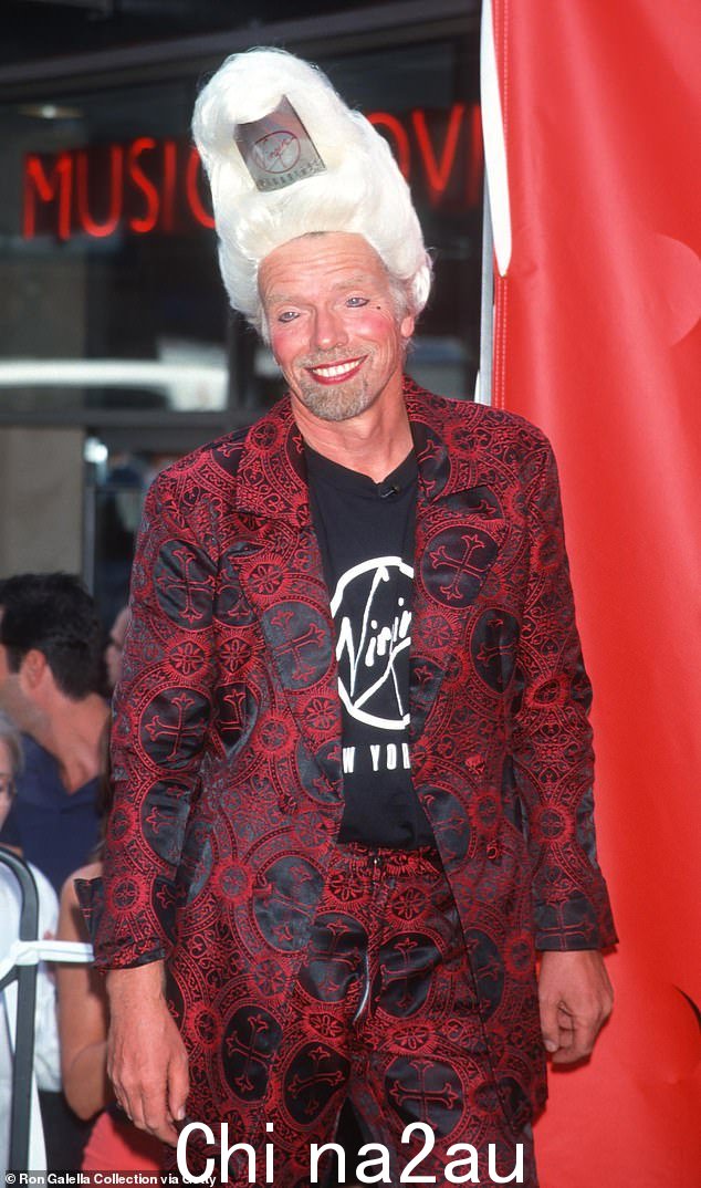 Richard Branson,涂着口红、画着眼线笔,戴着假发,出席了 1998 年 9 月在纽约联合广场 Virgin Megastore 举行的 Virgin 新闻发布会