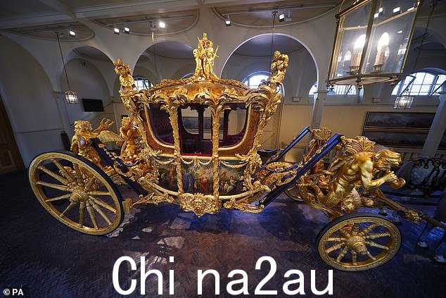 Gold State Coach 最后一次出现在伦敦街头参加 Platinum Jubilee 选美,当时它空无一人 - 除了女王加冕典礼的投影图像