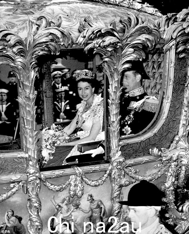 Gold State Coach 自 1831 年首次用于国王威廉四世以来,已被用于运送每一位新加冕的英国君主,与已故的女王(在她的马车上合影)自己的 1953 年加冕典礼)将这次经历描述为“可怕”,可能是由于车辆悬挂在皮带上而不是弹簧上