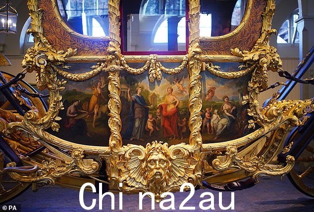 美丽的马车,建于 1762 年,由木头制成,顶部涂有一层金箔
