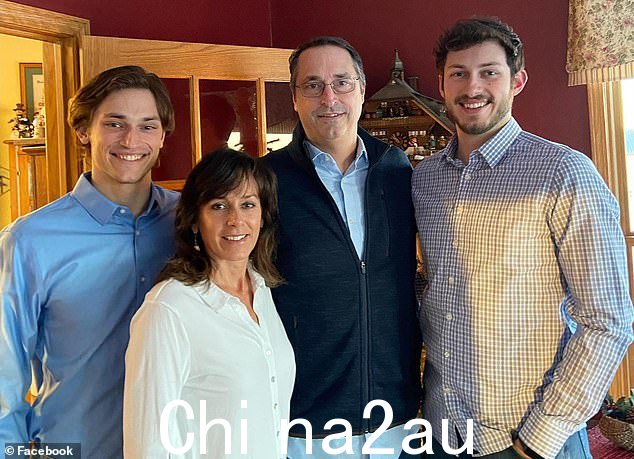Connor Sturgeon(最右边)与他的父母 Todd 和 Linda,以及他的弟弟 Cameron,一名专业模特合影