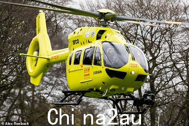 南约克郡警方发言人表示,孩子的死亡没有被视为可疑(现场的空中救护车)