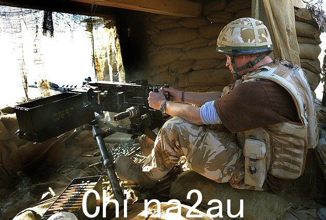 Harry 在赫尔曼德省靠近 FOB 德里的 JTAC 山观察哨用 50 毫米机枪向塔利班战士开火