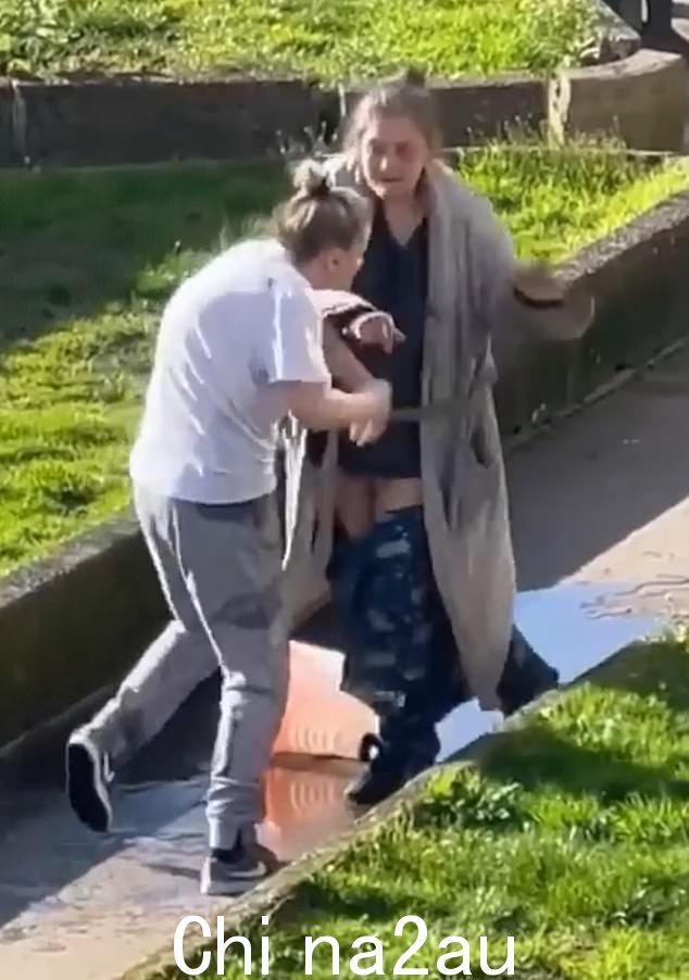 在那个拿着水桶的女人把水倒在她的邻居身上后不久,战斗就爆发了——她的晨衣底部开始从她的腿上滑落