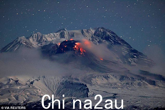2022 年 11 月 20 日堪察加半岛上的 Shiveluch 火山视图