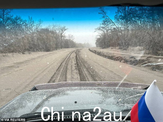 车内视图显示了 Shiveluch 火山喷发后道路被火山灰覆盖