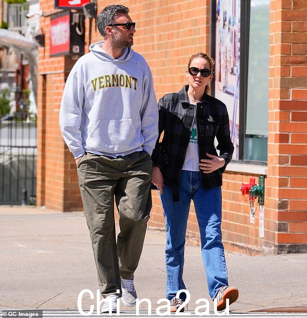 戴眼镜:Cooke 和 Jennifer 在周日散步时都戴着太阳镜