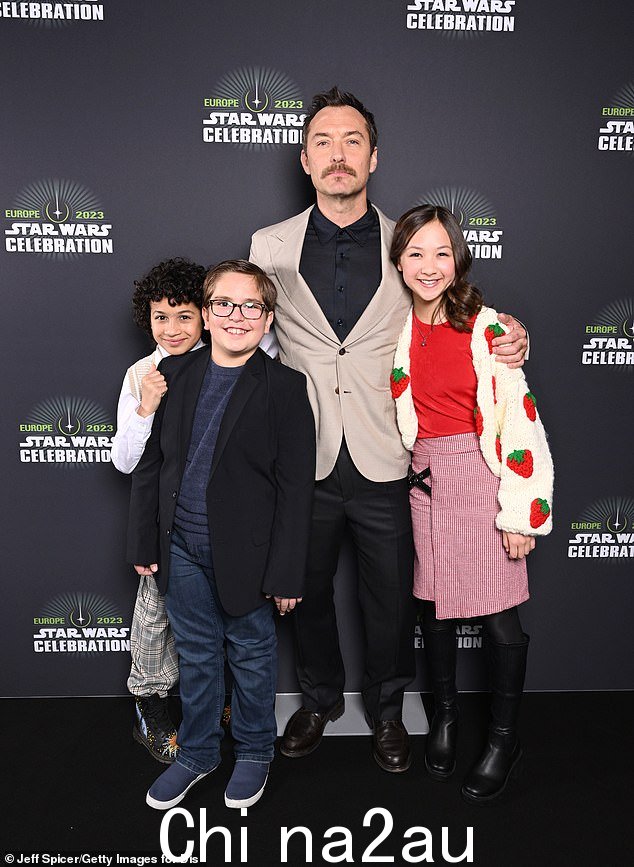 大揭秘:这位演员上台介绍了即将于今年晚些时候在 Disney+ 上播出的即将上映的衍生剧(从左到右)Ravi Cabot-Conyers, Robert Timothy Smith, Jude Law and Kyriana Kratter