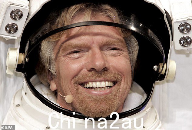 理查德·布兰森爵士穿着太空服宣传他 2005 年的抽奖活动