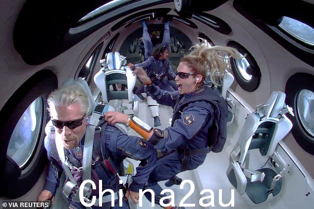 Richard Branson 与 Beth Moses 和 Sirisha Bandla 在到达美国太空港上方的太空边缘后,在维珍银河的 VSS Unity 客运火箭飞机上以零重力漂浮